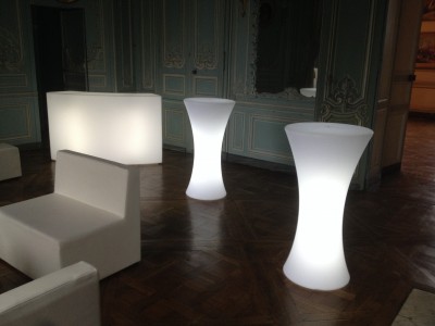 Location de table haute lumineuse pour soirée cocktail à Paris